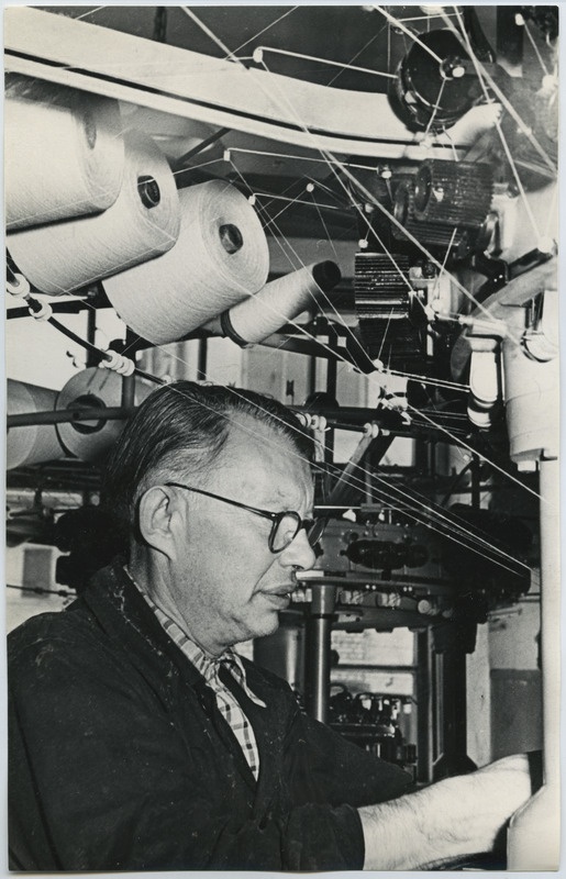 Trikotaaživabrik "Marat" tsehh, kapitaalremondi brigadir Semjon Elkind uut masinat monteerimas.