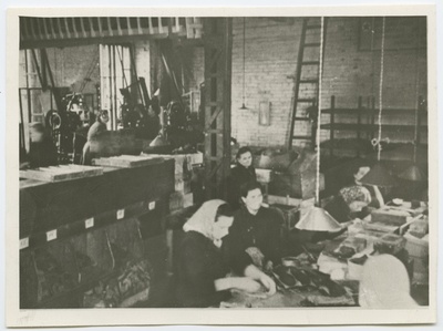 Rantpinsoli ja kontsaosakonna stantsimistsehh, umbes 1948. aasta.  duplicate photo