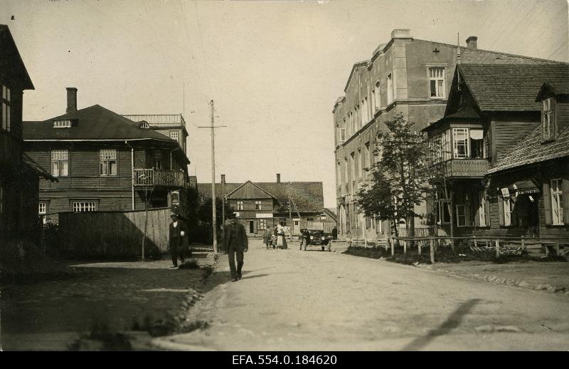 Kesktänav Mõisaküla alevis.