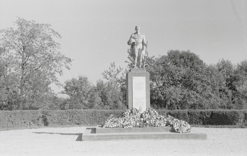fotonegatiiv, Viljandi, Uueveski, mälestussammas, 1967, foto A. Kiisla