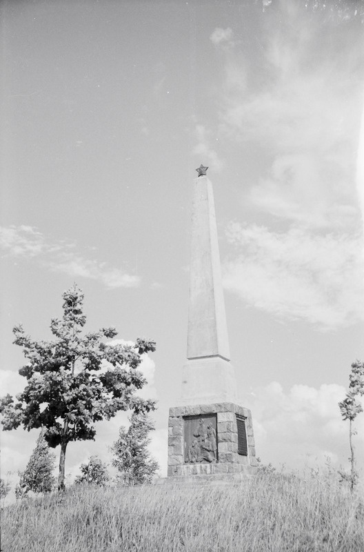 fotonegatiiv, Viljandi, Järveotsa obelisk, 1966, foto A. Kiisla