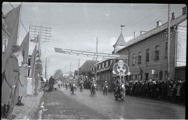 fotonegatiiv,  Viljandi, Tallinna tn, 1.mai rongkäik, mootorratturid, sõjaväelased (2), püss, paremal maja nr 6, 1947 F A. Kiisla