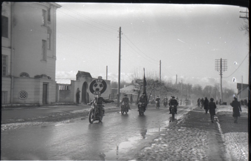 fotonegatiiv,  Viljandi, Vaksali tn, 1.mai rongkäik, mootorratturid, vasakul endine pangamaja, 1947 F A. Kiisla