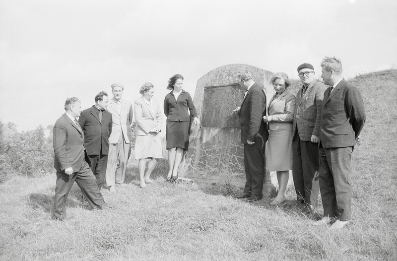 negatiiv, Viljandimaa, Vooru linnamägi, grupp ja mälestuskivi 1965 F A.Kiisla