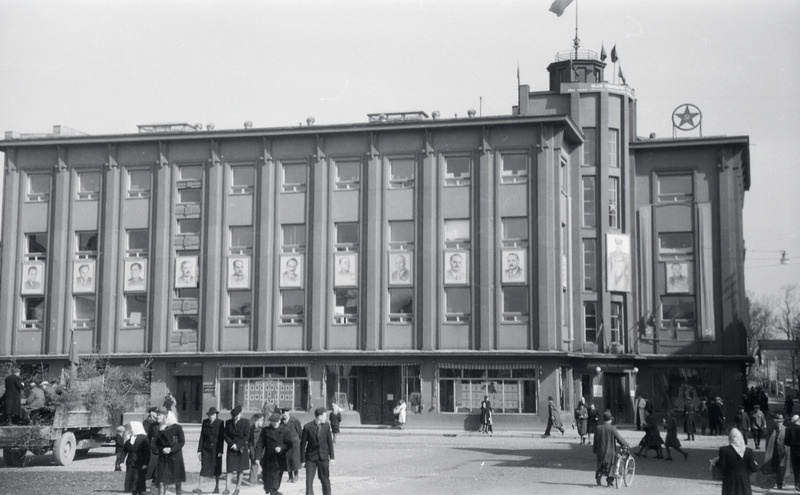 negatiiv, Viljandi, Lossi-Tartu ristmik, Nõukogude haldushoone (EVE), 1. mai tähistamine 1948 F: A. Kiisla