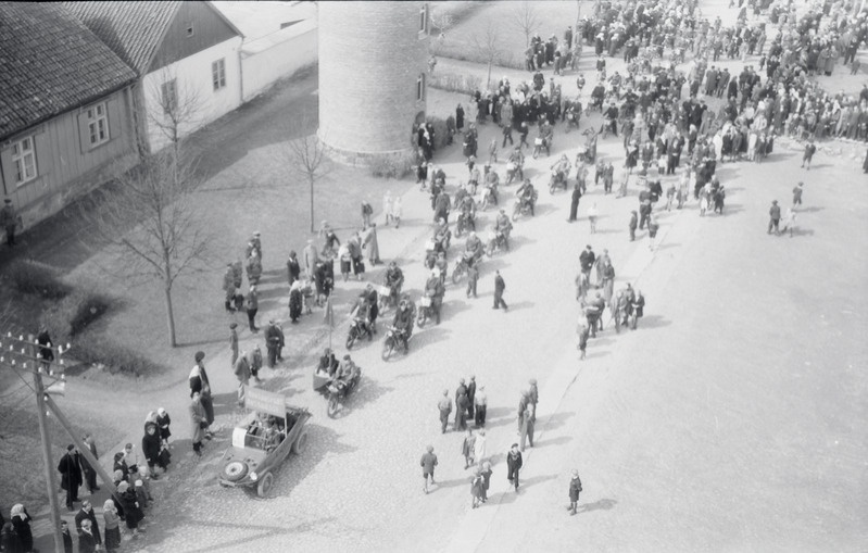 negatiiv, Viljandi, täitevkomitee (raekoja) ees 1. mai miiting 1948 F: A. Kiisla