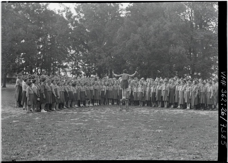 fotonegatiiv, Viljandi, kodutütred laulmas (Koolipark), u 1938, F: T. Parri