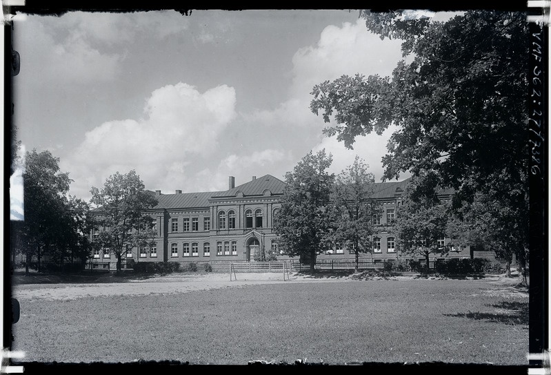 klaasnegatiiv, Viljandi Poeglaste Gümnaasium, Uueveski tee 1, spordiplats, 1933 F: T. Parri