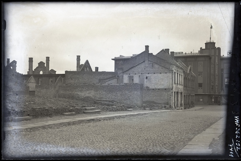 klaasnegatiiv Viljandi, poolpõlenud kesklinn 1946 F T. Parri