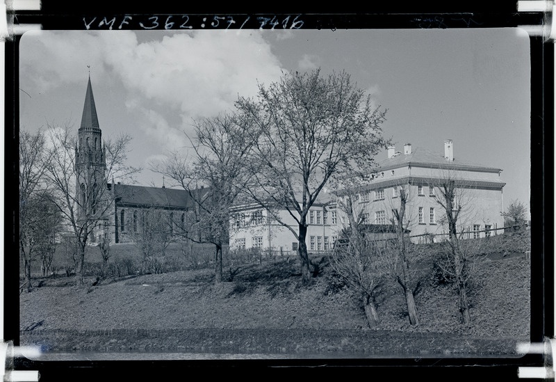 klaasnegatiiv Viljandi, vaade Valuoja tiigilt Pauluse kirikule ja koolile 1933 F T. Parri