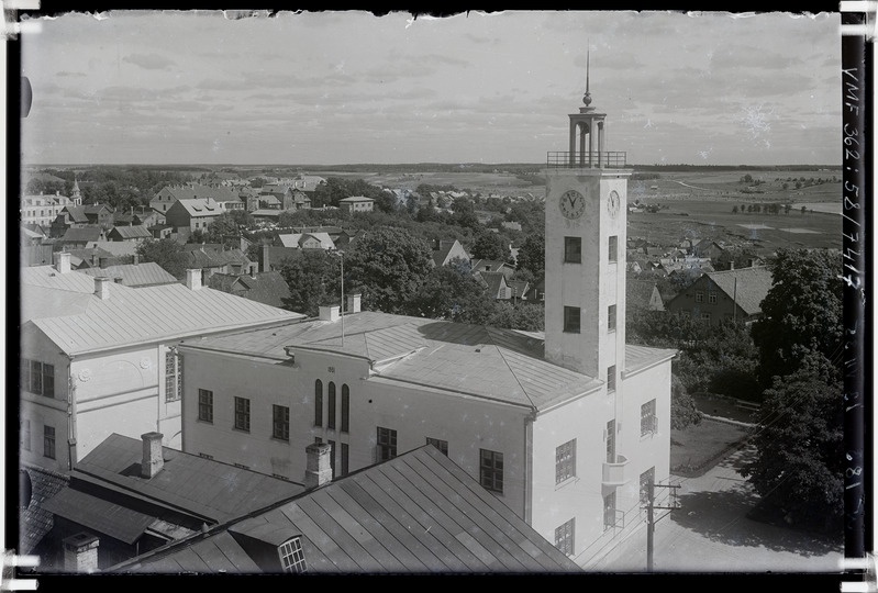 klaasnegatiiv, Viljandi, vaade veetornist raekoja poole, taamal haigla, Kivistiku kruusaauk, 1935 F: T. Parri