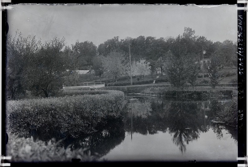 klaasnegatiiv Viljandi, Valuoja tiik, surnuaiavahi maja (Vaksali tn 9) 1935 F T. Parri