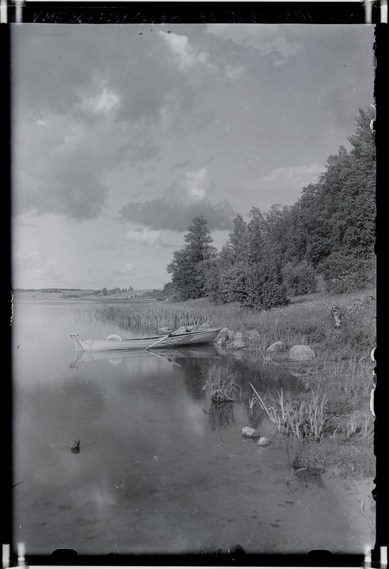 klaasnegatiiv Viljandi järve vastaskalda osa, järv, sõudepaat 1934 F T. Parri