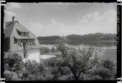 klaasnegatiiv Viljandi, vaade Schoeleri aiast järveäärsele alale (tenniseplats, vettehüppetorn, osa Lutsu majast), järvele 1936 F T.Parri  duplicate photo