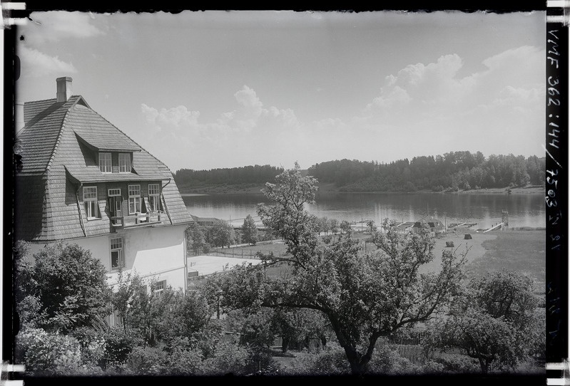 klaasnegatiiv Viljandi, vaade Schoeleri aiast järveäärsele alale (tenniseplats, vettehüppetorn, osa Lutsu majast), järvele 1936 F T.Parri