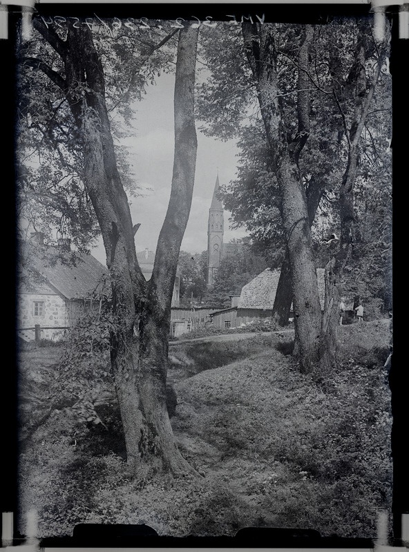 klaasnegatiiv Viljandi, vaade lossipargi servast Pauluse kiriku poole u 1934 F T. Parri