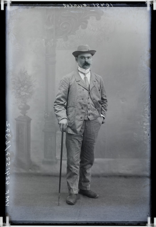 fotonegatiiv, Murik, mees, ülikond, kaabu, jalutuskepp, 1910, foto J. Riet