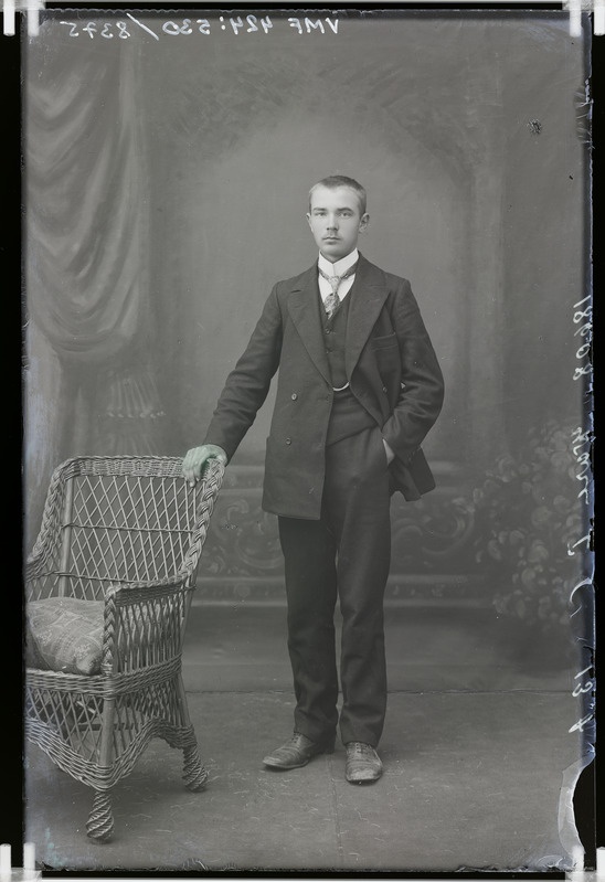 fotonegatiiv, Albert Vare (Kolga-Jaani khk?), ülikond, korvtool, 1915, foto J. Riet