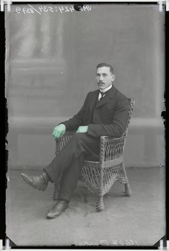 fotonegatiiv, J. Puskar, mees, korvtool, 1911, foto J. Riet