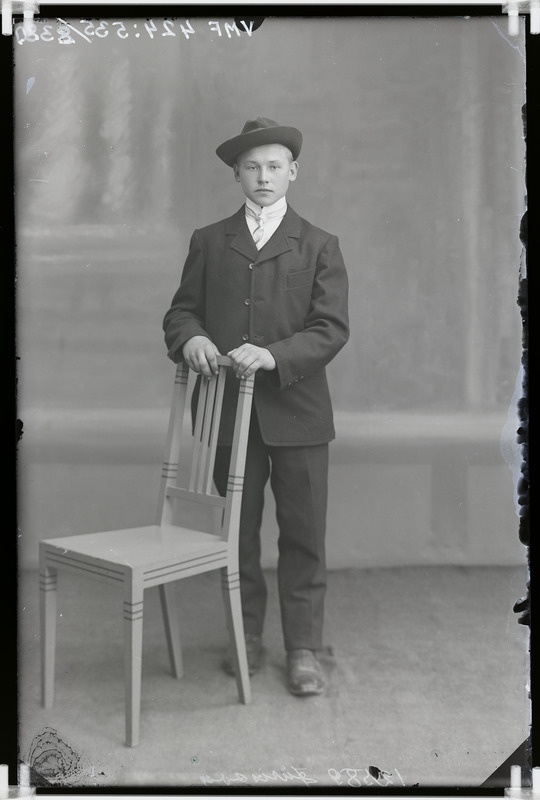 fotonegatiiv, Johan Jürisson (Kõpu khk?), ülikond, kaabu, 1911, foto J. Riet