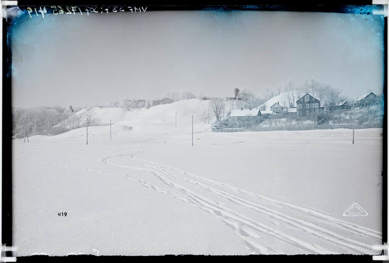 fotonegatiiv, Vaade Viljandi järve poolt lossimägedele, elumajadele (I Kirsimäe kõrval) talvel