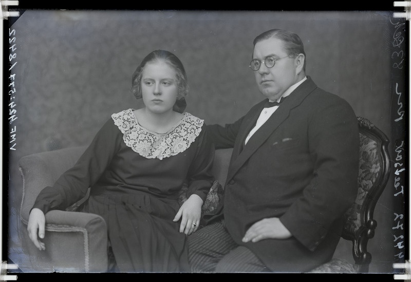 fotonegatiiv, Aleksander Teetsov (näitleja, lavastaja) ja tütar Lia/Lea, 1925, foto J. Riet