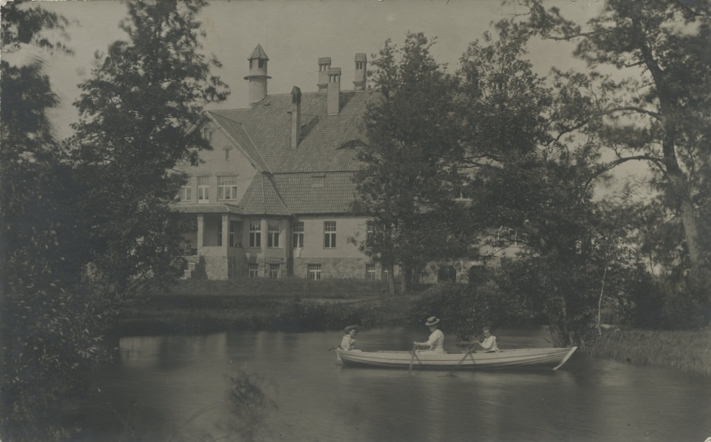 Woman with two children in the Holdre Manor Garden Õhne river evaporating / Woman rowing with children on Õhne river in the garden of Holdre Manor