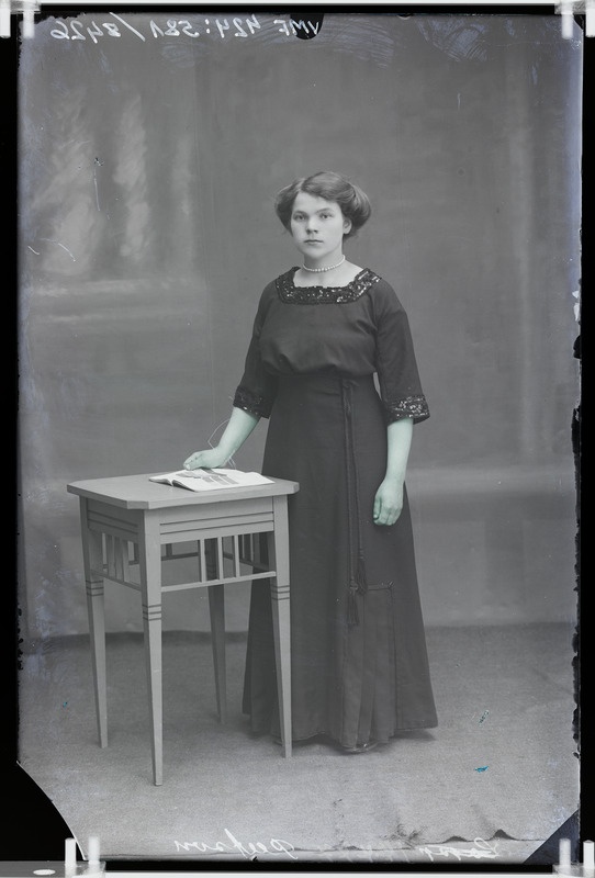 fotonegatiiv, Salme Peetson, näitleja, laulja, kostüümikunstnik, 1936, foto J. Riet