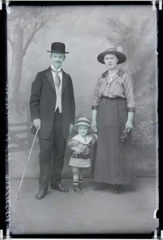fotonegatiiv, pere Eugen-Otto, Marie ja Erich-Voldemar Kuiv, 1916, foto J. Riet