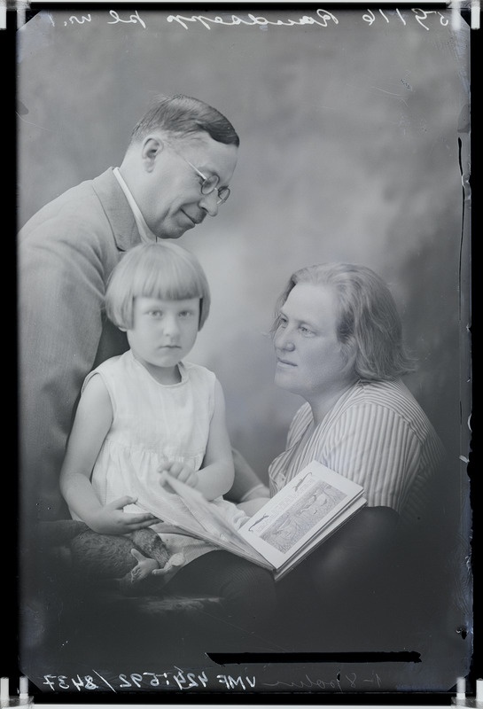 fotonegatiiv, Hugo Raudsepp (ps Milli Mallikas) ja pere (Liidia, Viiu), 1932, foto J. Riet
