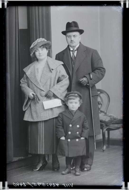 fotonegatiiv, Liivak, pere, üleriided, kübar, kaabu, 1923, foto J. Riet