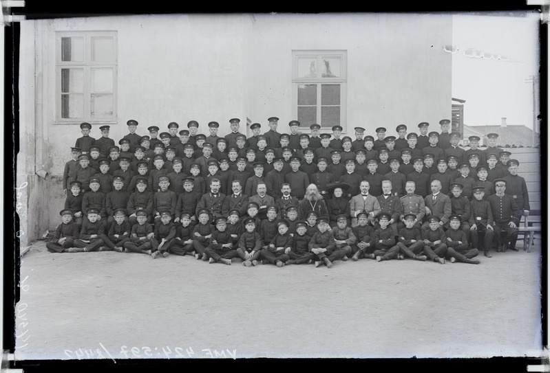 fotonegatiiv, Viljandi linnakool (Laidoneri pl 5), grupp koolimaja ees, turuplats, 1913, foto J. Riet