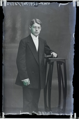 fotonegatiiv, Peeter? Leoke, täisportree, 1913, foto J. Riet  similar photo