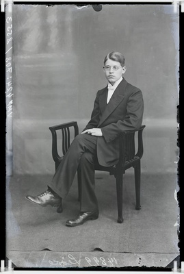 fotonegatiiv, Peeter? Leoke, täisportree, tool, 1913, foto J. Riet  similar photo