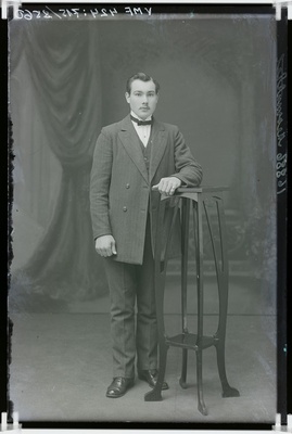 fotonegatiiv, Jüri Meomutli, kooliõpetaja, täisportree, lillelaud, 1914, foto J. Riet  similar photo