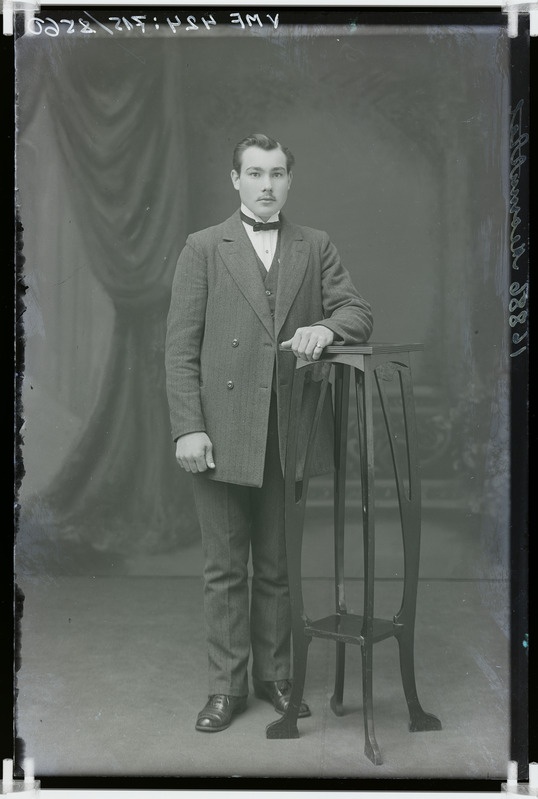 fotonegatiiv, Jüri Meomutli, kooliõpetaja, täisportree, lillelaud, 1914, foto J. Riet