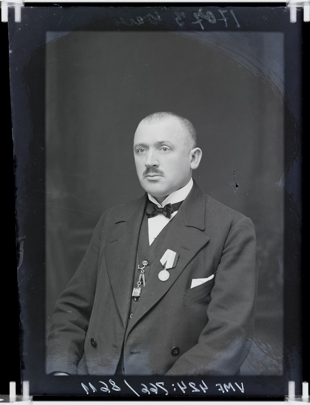 fotonegatiiv, Wares (Vares), mees, rinnaportree, medal, uurikett?, 1914, foto J. Riet