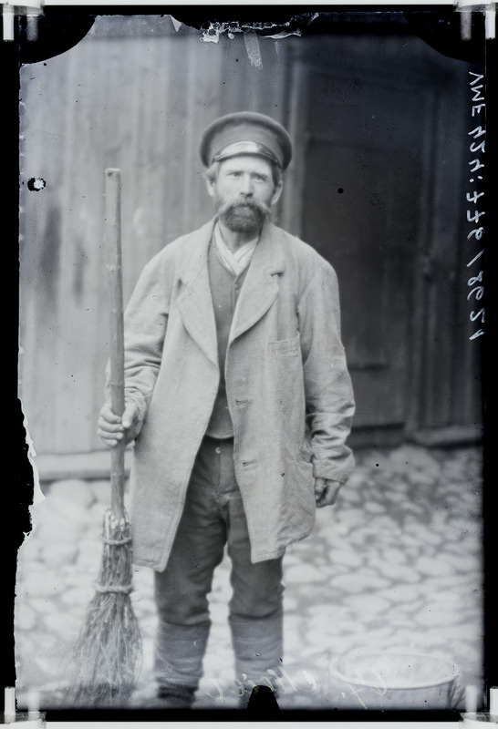 fotonegatiiv, J. Meier, mees, kojamees?, luud, 9/10 portree, 1896, foto J. Riet