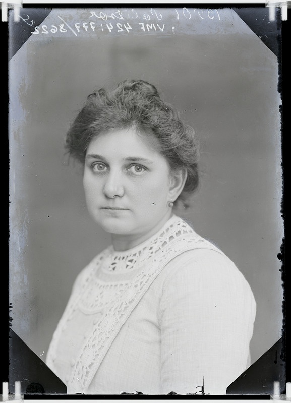 fotonegatiiv, Palitser, naine, rinnaportree, 1912,  foto J. Riet