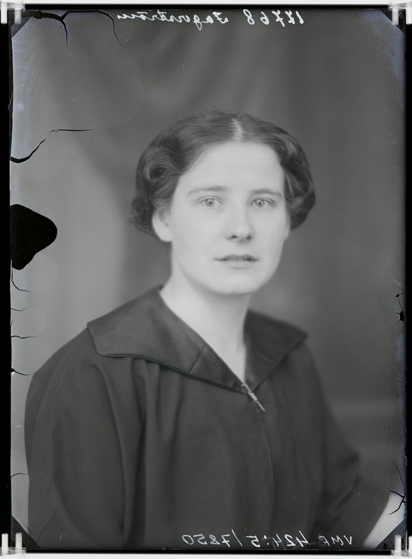 fotonegatiiv, Berta Leontine Fagerström (ab Rist), rinnaportree, 1915 foto J.Riet