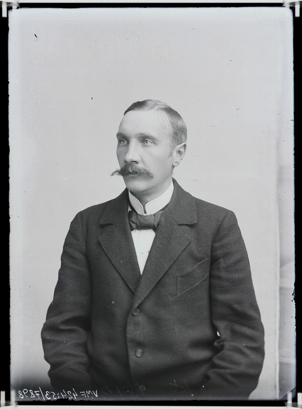 fotonegatiiv, Oskar Adolf Seisler, rinnaportree, lina- ja metsakaupmees, hobusekasvataja, 1901 foto J.Riet