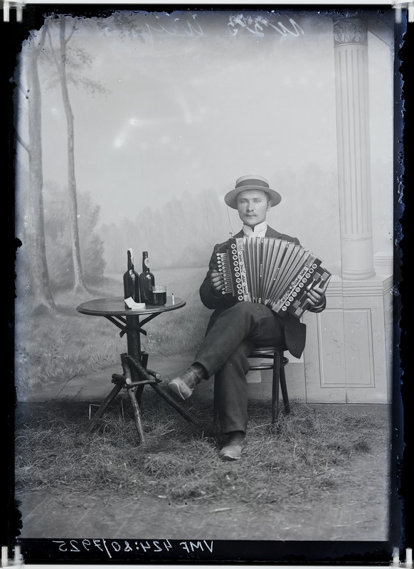 fotonegatiiv, Wilfus, mees, täisportree, akordion, 1901 foto J.Riet