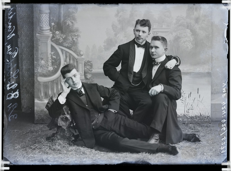 fotonegatiiv, 3 noormeest, Sild, Treu, Winter, u 1903, foto J. Riet
