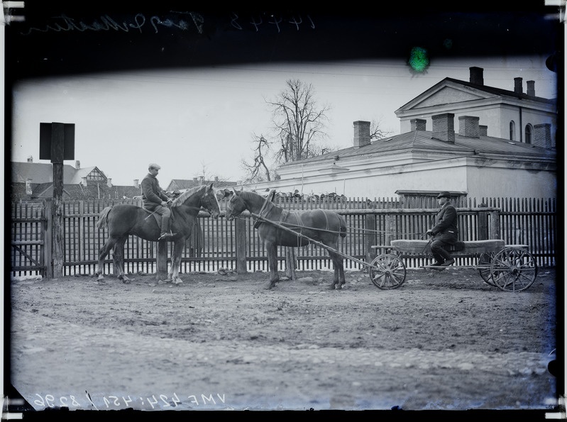 fotonegatiiv, 2 meest, Taar ja Maaten, hobused, vanker, Viljandi kohtumaja?, 1913, foto J. Riet