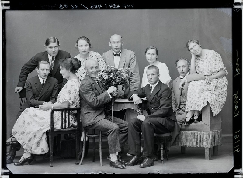 fotonegatiiv, grupp, sh Jüri Koik (Toomas Tondu), ees keskel, 1923, foto J. Riet
