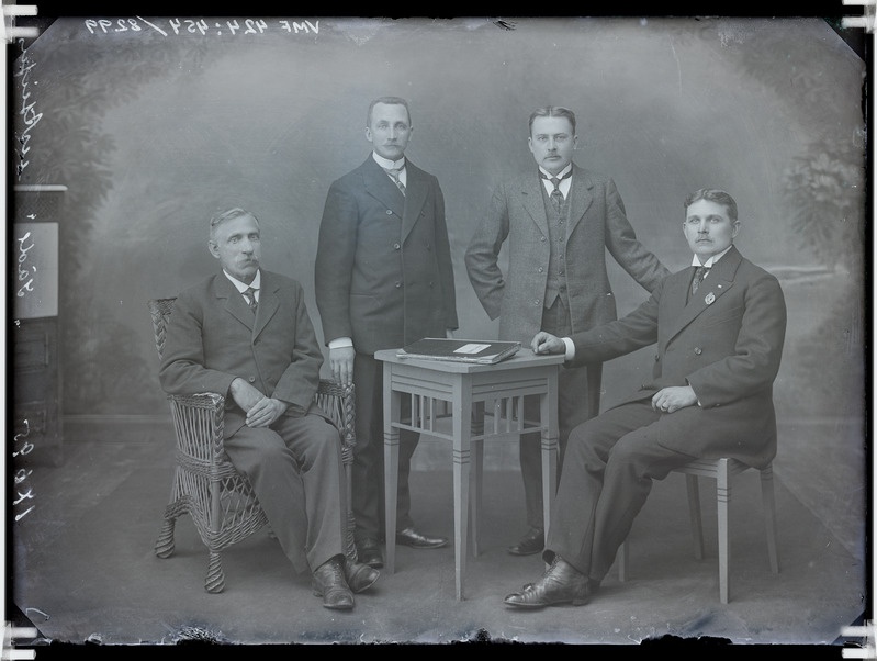 fotonegatiiv, Viljandi seltsi Säde eestseisus, laud, korvtool, 1915, foto J. Riet