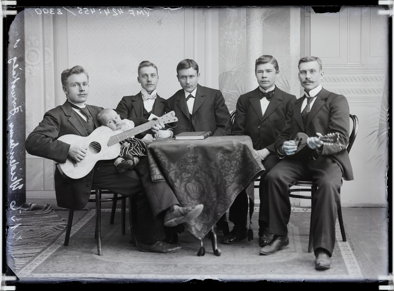 fotonegatiiv, 5 meest, laps, sh Weidebaum, Järvekülg, laud, kitarr, balalaika, 1902, foto J. Riet