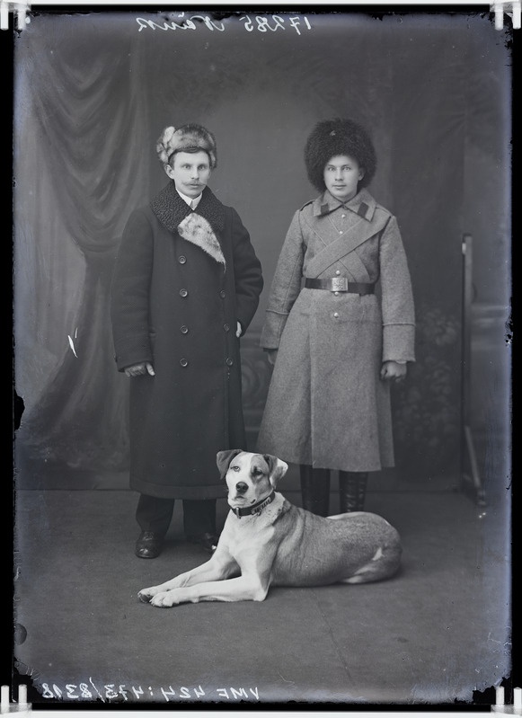 fotonegatiiv, 2 meest (sh Näuk), koer, talveriided, sõjaväevorm, 1914, foto J. Riet