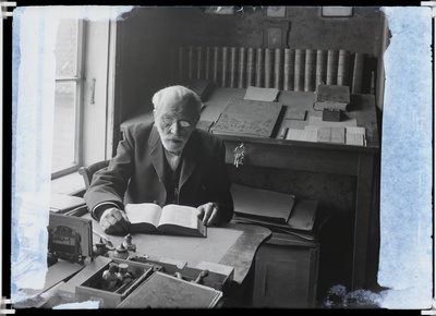 fotonegatiiv, Friedrich Kuhlbars raamatut lugemas, korter Laidoneri pl 3, 1923, foto J. Riet  duplicate photo