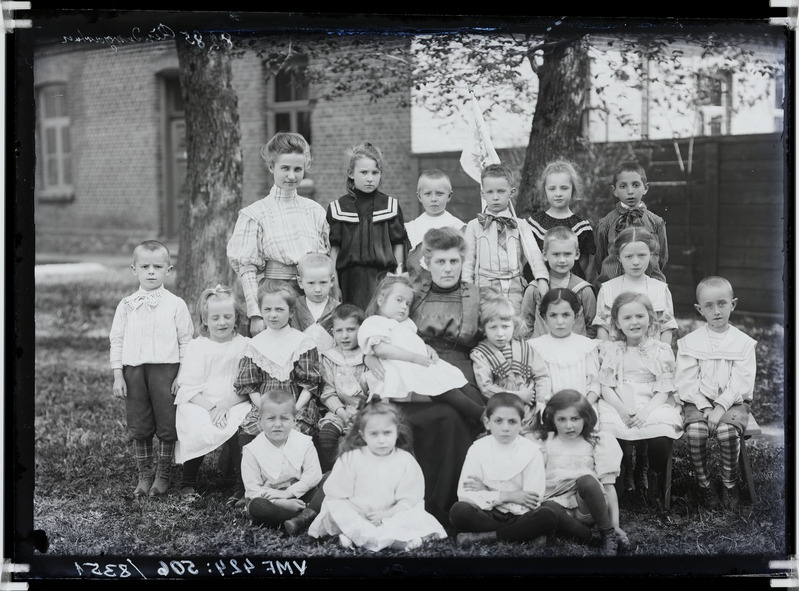 fotonegatiiv, Viljandi, lasteaed, grupp õues, 1908, foto J. Riet